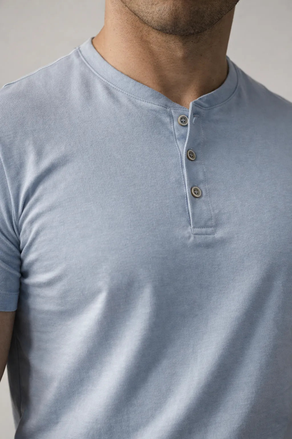 Camiseta Henley em Algodão Egípcio com Elastano Gola Padre