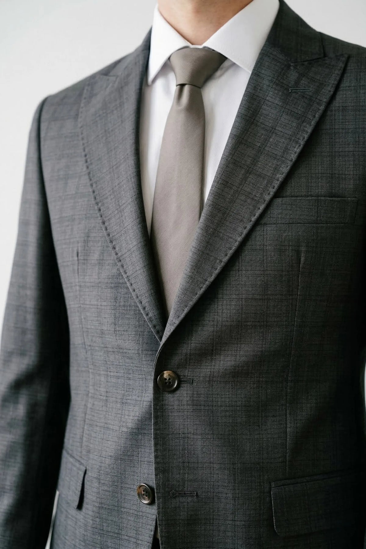 Terno Slim Masculino Chumbo Xadrez Lapela de Bico em Poliviscose